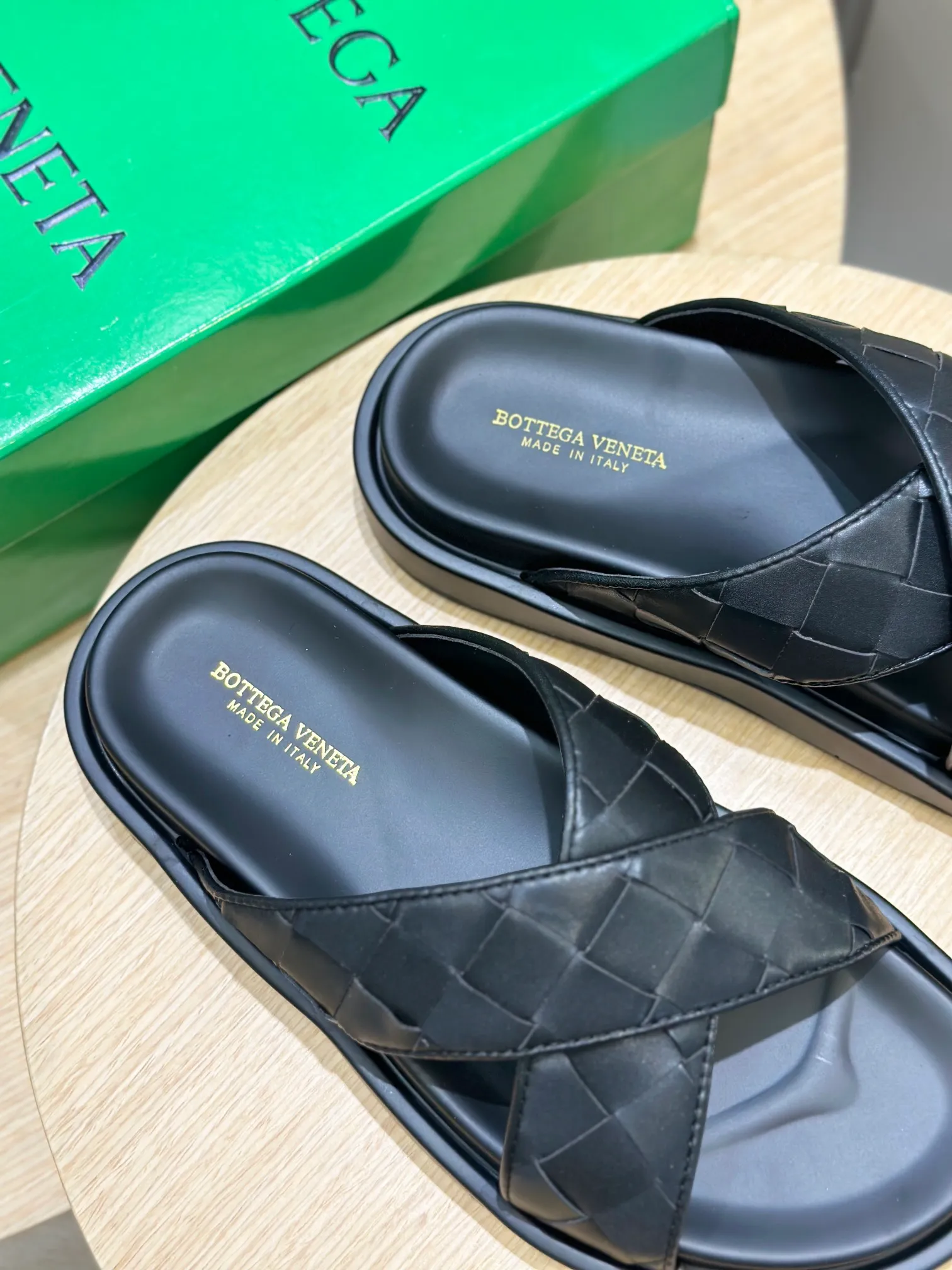 Factory price: 360💰BV hand-woven men's slippers and sandals - suitable for walking. It still emphasizes minimalism and practical wearability, but is full of vivid artistry. Super classic, luxurious and comfortable, imported cowhide + cowhide lining + lightweight outsole Size: 39-44 (customized at 38.45)